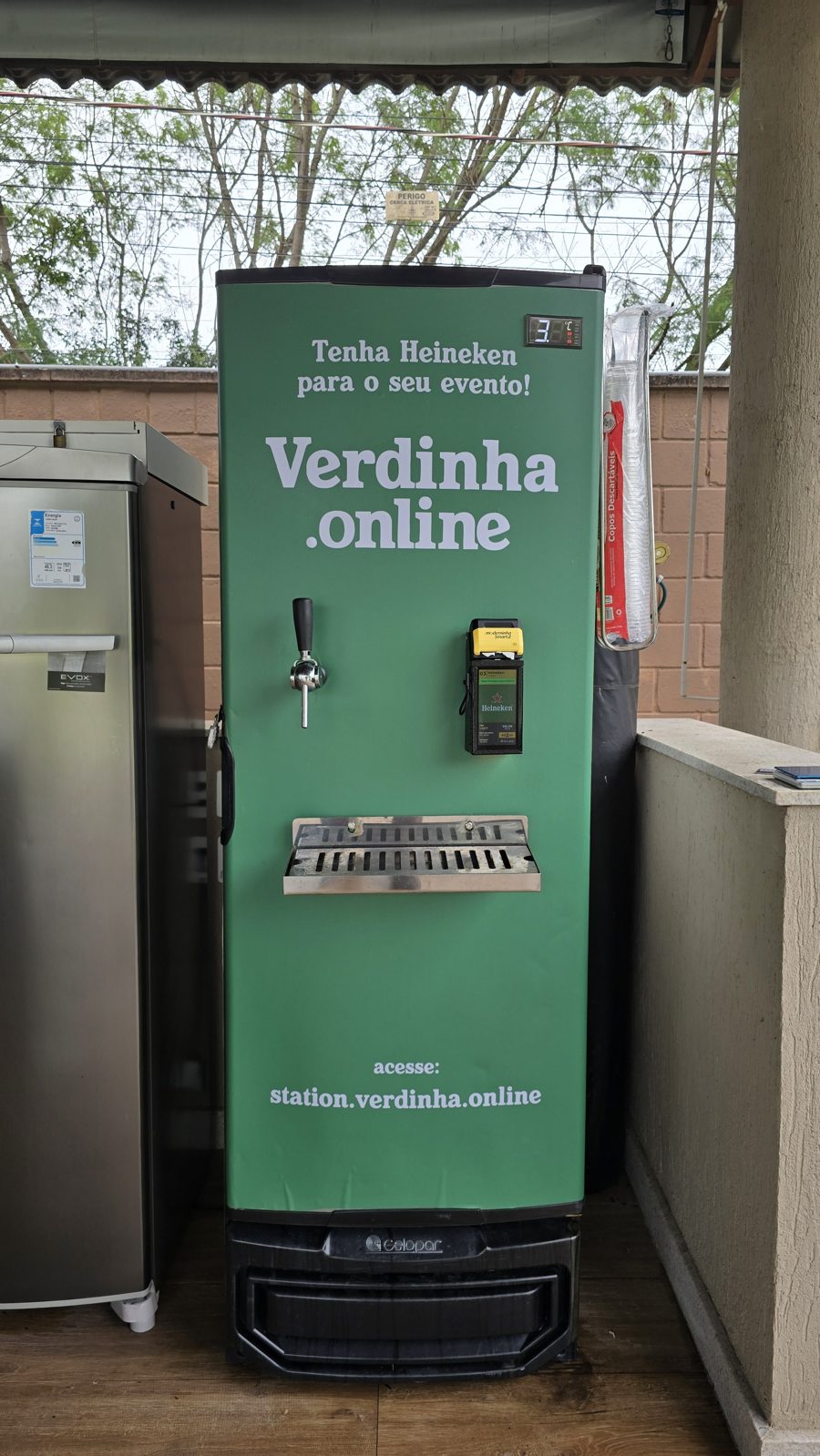 Frente da chopeira automática: torneira, maquininha de pagamento e pingadeira