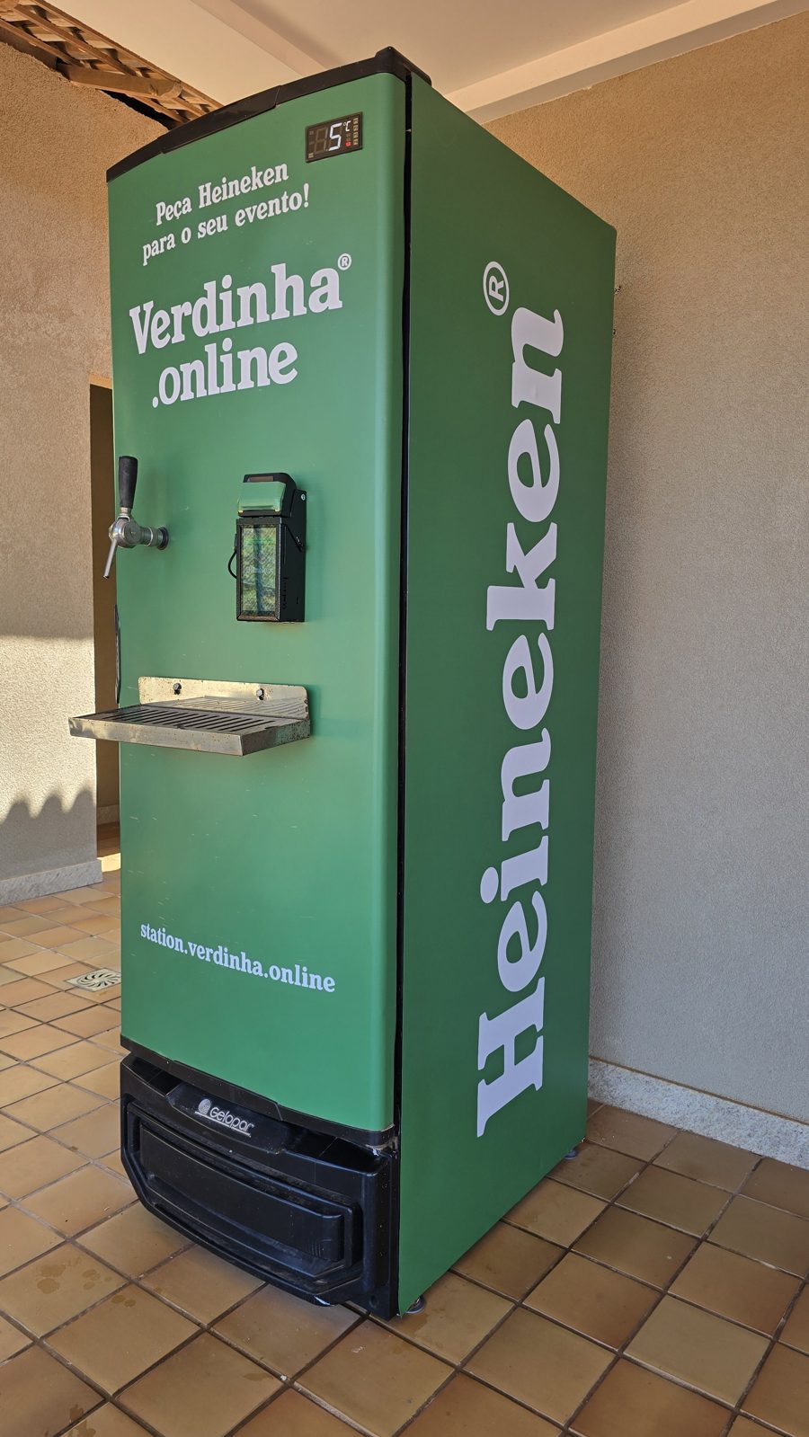 Chopeira automática Verdinha Station com chope Heineken instalada em área de lazer